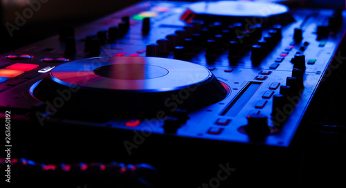 Photos DJ controller live show at night club dance music in neon light