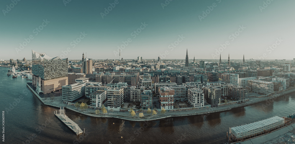 Luftbildaufnahme Hamburg Hafencity mit Blick auf die Elbphilharmonie