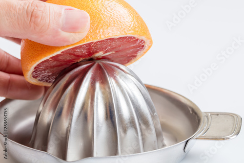 白背景にグレープフルーツを生搾りするお酒果汁果物絞る Stock Photo Adobe Stock