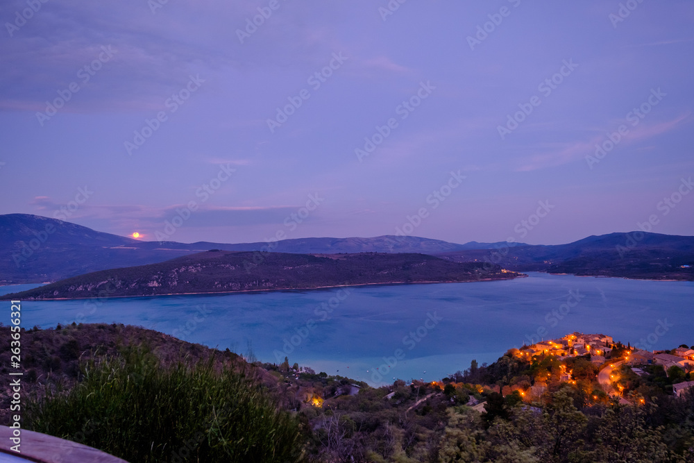 Vue panoramique sur le lac de Sainte Croix, village Sante Croix-du-Verdon. Lever de pleine lune. 