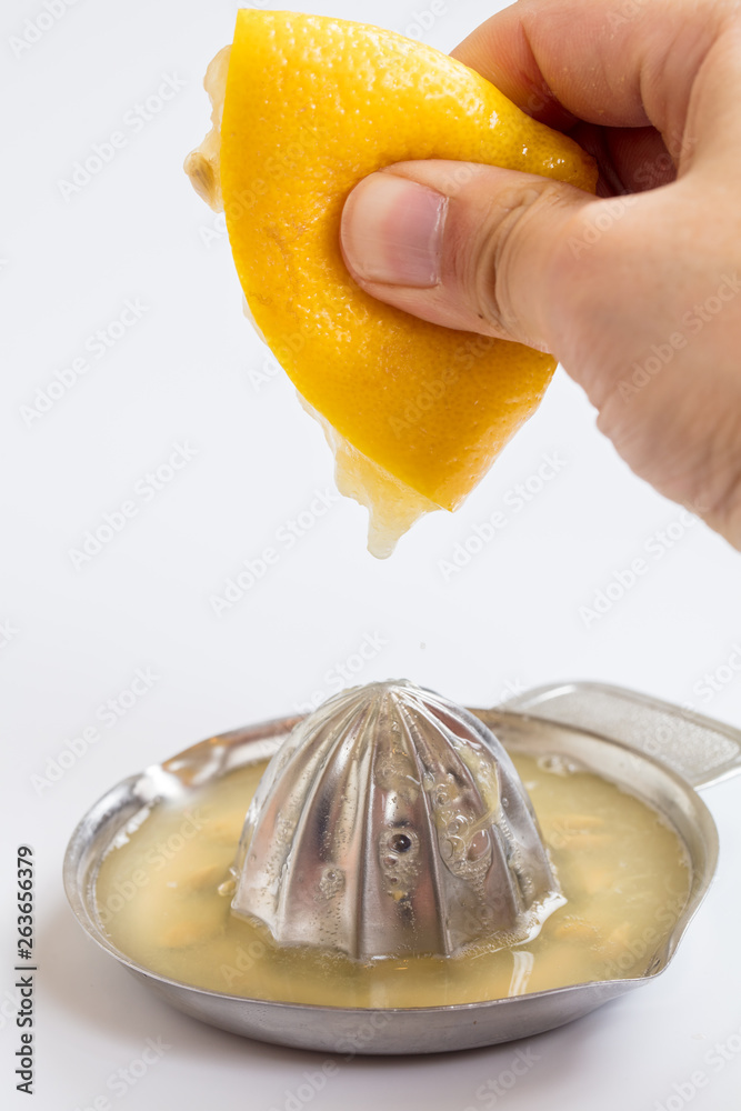 白背景にレモン生搾り果汁サワー用 Stock Photo Adobe Stock 白背景にレモン生搾り果汁サワー用 Stock Photo Adobe Stock
