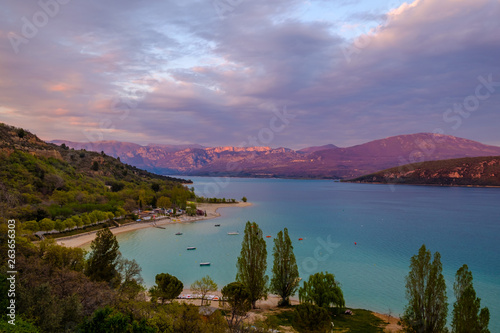 Vue panoramique sur le lac de Sainte-Croix au printemps. Coucher de soleil. Provence. France. 