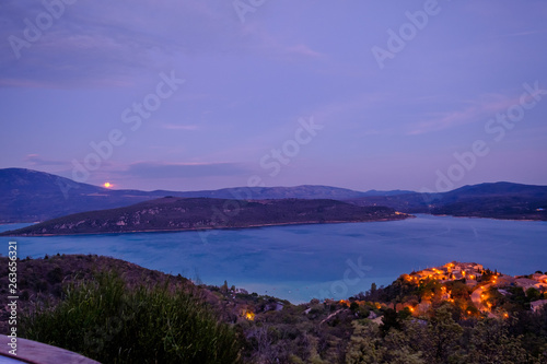 Vue panoramique sur le lac de Sainte Croix, village Sante Croix-du-Verdon. Lever de pleine lune. 