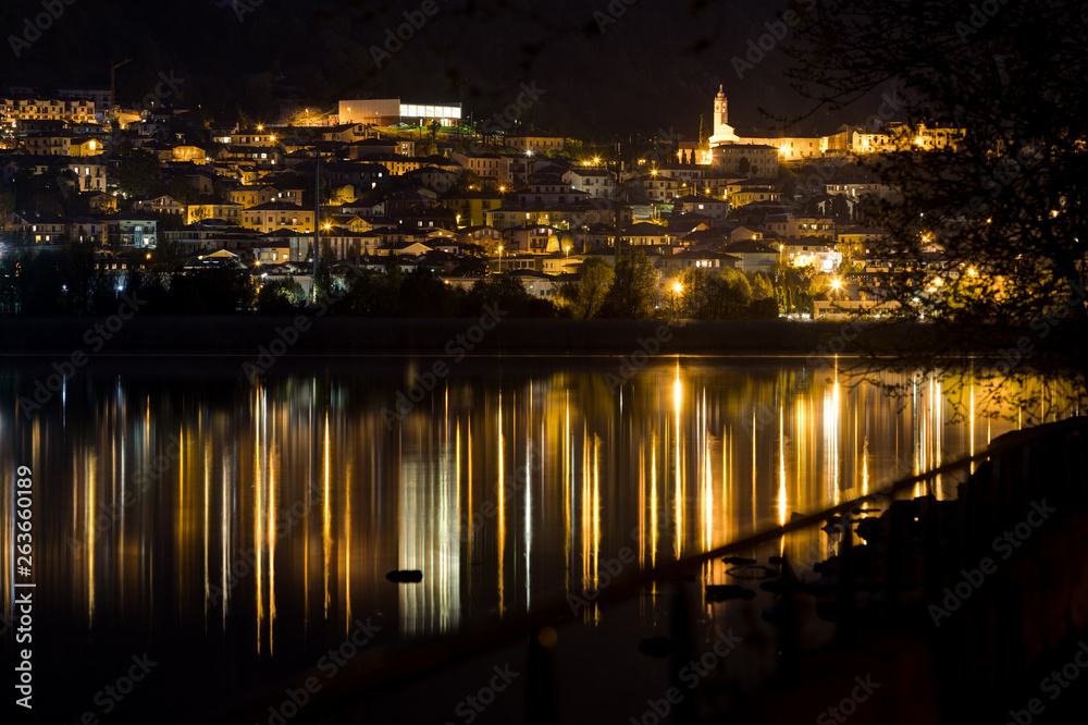 Fototapeta premium night skyline on a lake