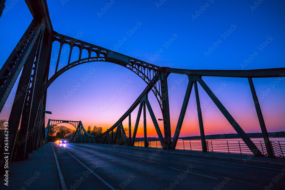Obraz premium Glienicker Bridge in Berlin, colorful evening scenery