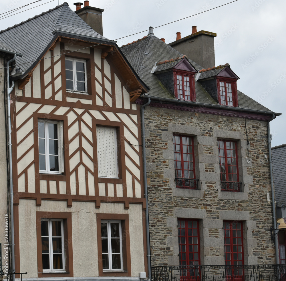 Fototapeta premium Magnifique maison à colombage à Dol de Bretagne dans le département de l'Ile et Vilaine en Bretagne