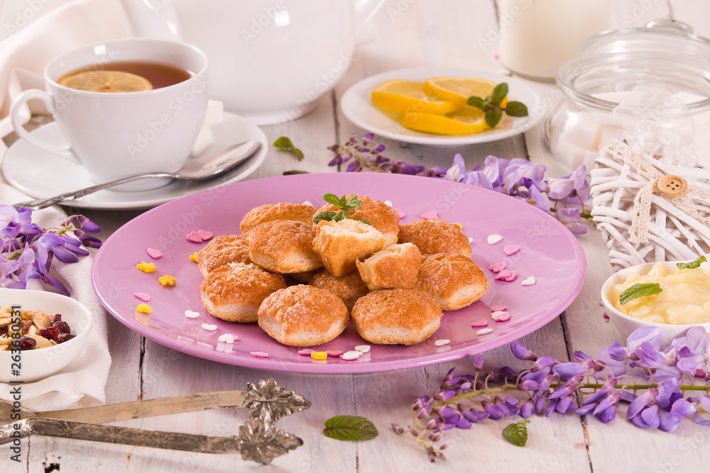 Puff pastries with custard cream.