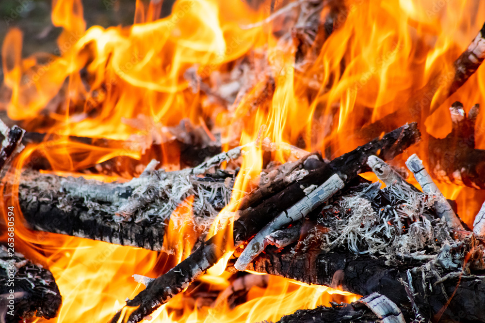 Glühend rot-orange loderndes Osterfeuer erhellt die Nacht auf romantische Weise Glühend rot-orange loderndes Osterfeuer erhellt die Nacht auf romantische Weise