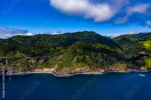 Sao Miguel - Die Azoren aus der Luft mit der Drohne. Meer, Strand, Küste und Landschaften aus der Luft