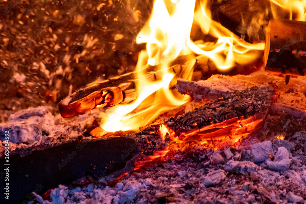 Fototapeta premium Gleißend-rot glühendes Osterfeuer lodert vor Hitze