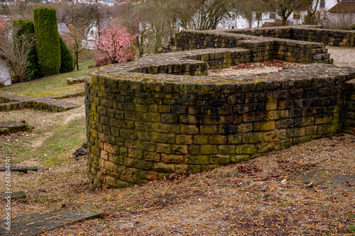 Mauerreste aus r  mischer Zeit  Ruine der  Villa Rustica  in Oberensingen  einem Ortsteil von N  rtigen