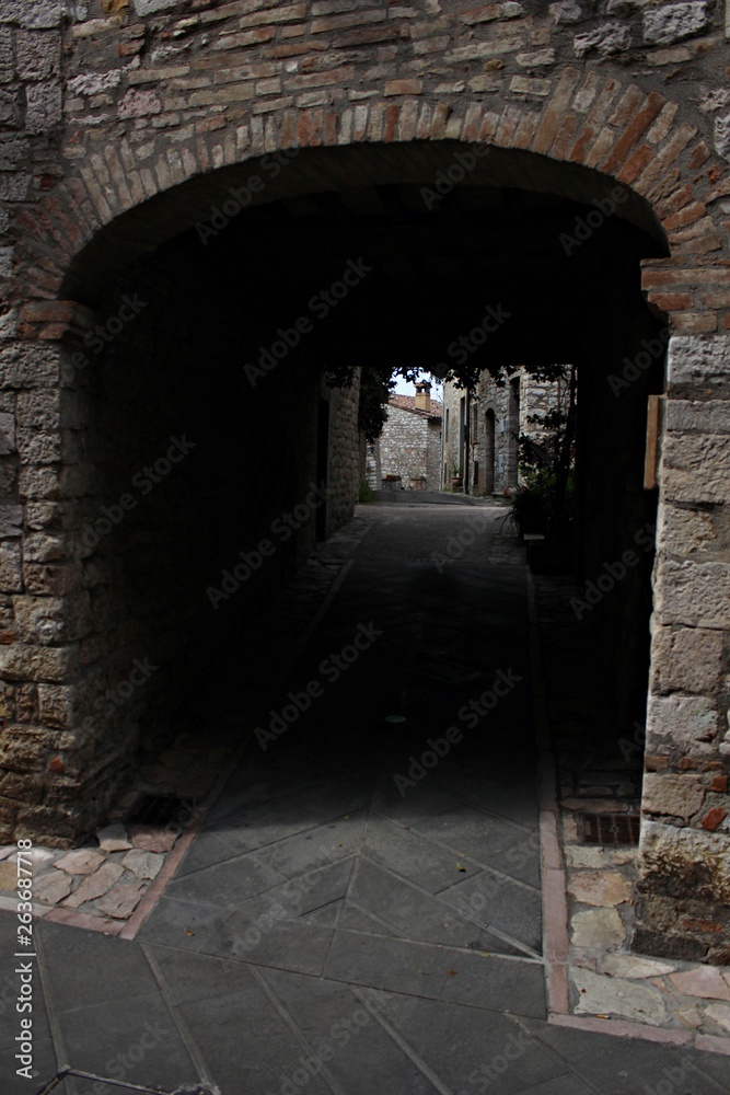 Obraz premium Italy, Umbria: Ancient alley to Corciano.