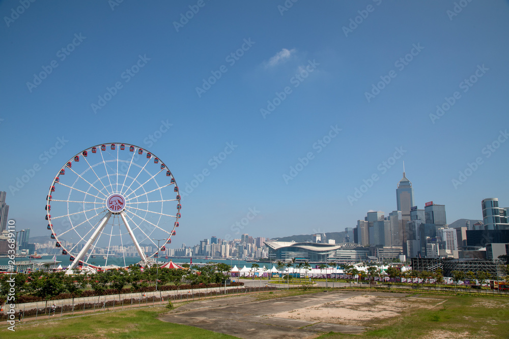 Naklejka premium Hong Kong Island ferris wheel skyline 