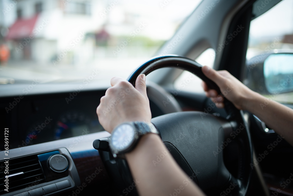 車を運転する男性の手 車を運転する男性の手