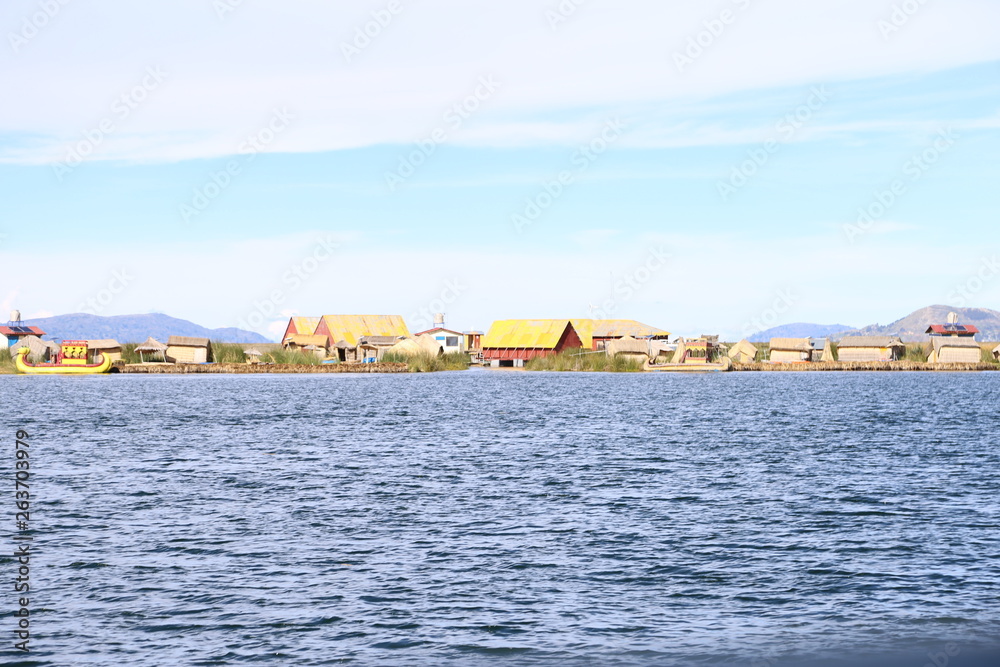ウロス島　チチカカ湖　プーノ