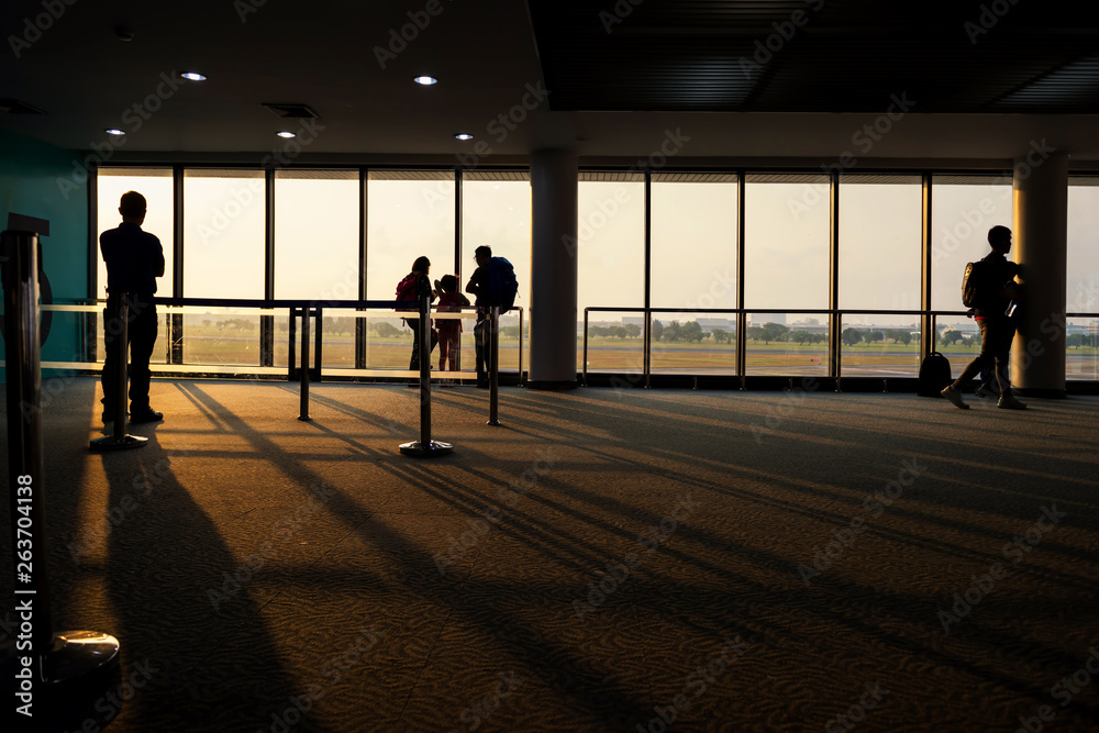 Fototapeta premium Silhouette tourist at airtport terminal at sunrise