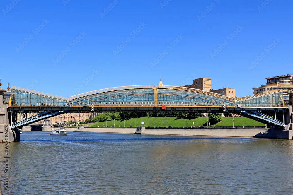 Fototapeta premium Pedestrian Bridge named after Bogdan Khmelnitsky (Kievsky Pedestrian Bridge) across the Moscow River