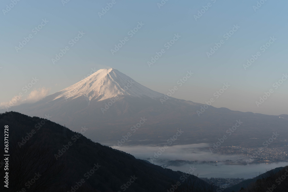 朝焼け 冠雪の富士山