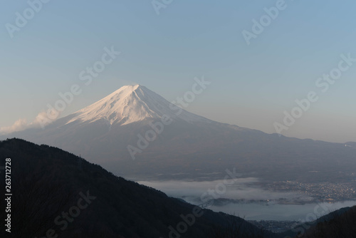 朝焼け 冠雪の富士山