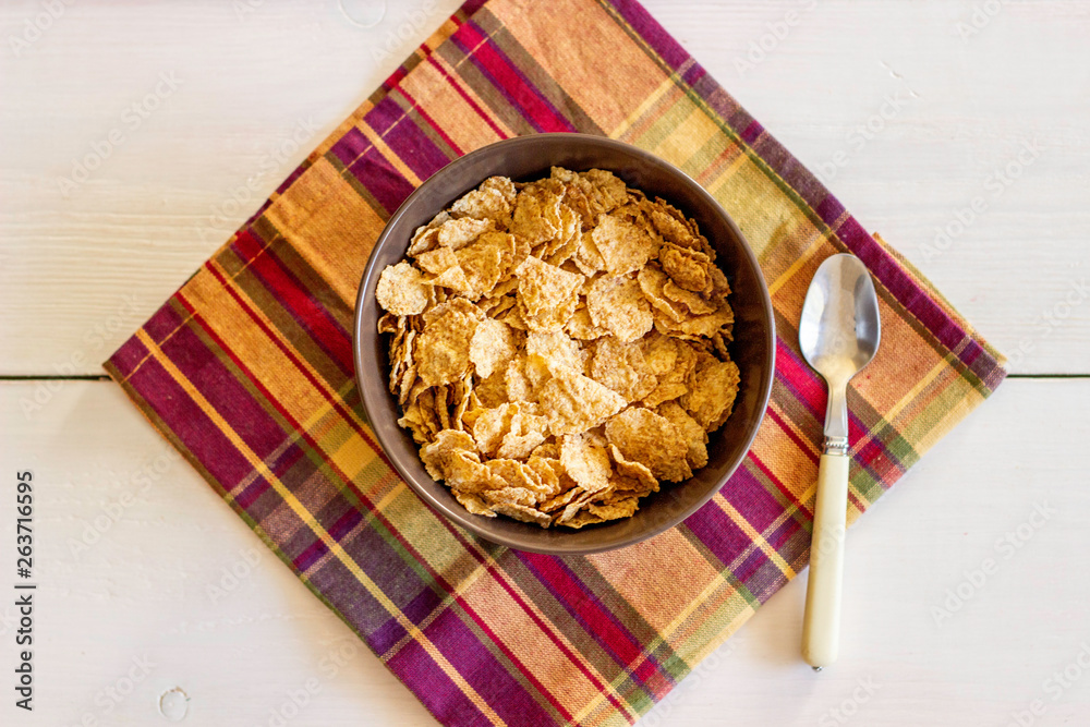 Cornflakes in a bowl. Healthy eating. Vegetarinskaja food. Cornflakes in a bowl. Healthy eating. Vegetarinskaja food.