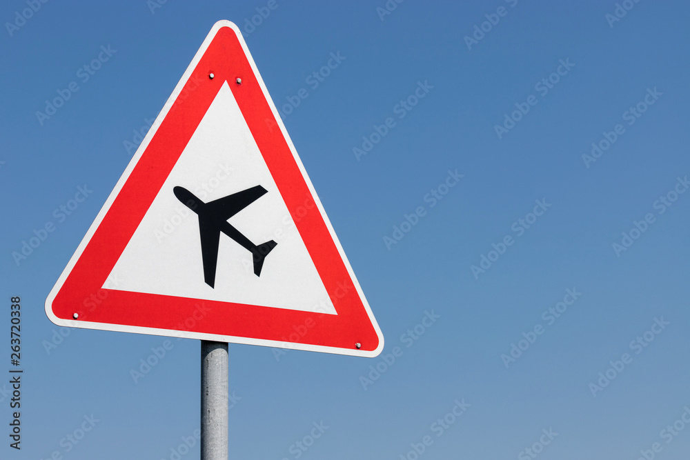 Deutsches Verkehrszeichen: Flugbetrieb - Aufstellung rechts Deutsches Verkehrszeichen: Flugbetrieb - Aufstellung rechts