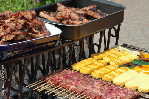 grigliata di carne con spiedini, polenta e verdura 