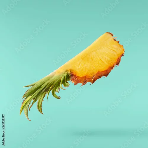 Obraz kawałek ananasa z liśćmi