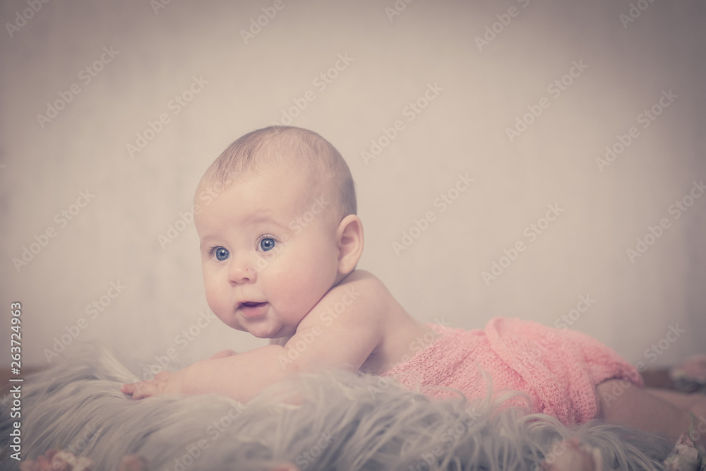 Portrait Baby offene Augen lacht soft tones Portrait Baby offene Augen lacht soft tones