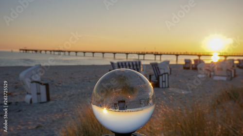 Ostsee-Strand von Prerow auf dem Darß im Sonnenuntergang mit Strandkorb-Motiv in Glaskugel - Lensball Wallpaper