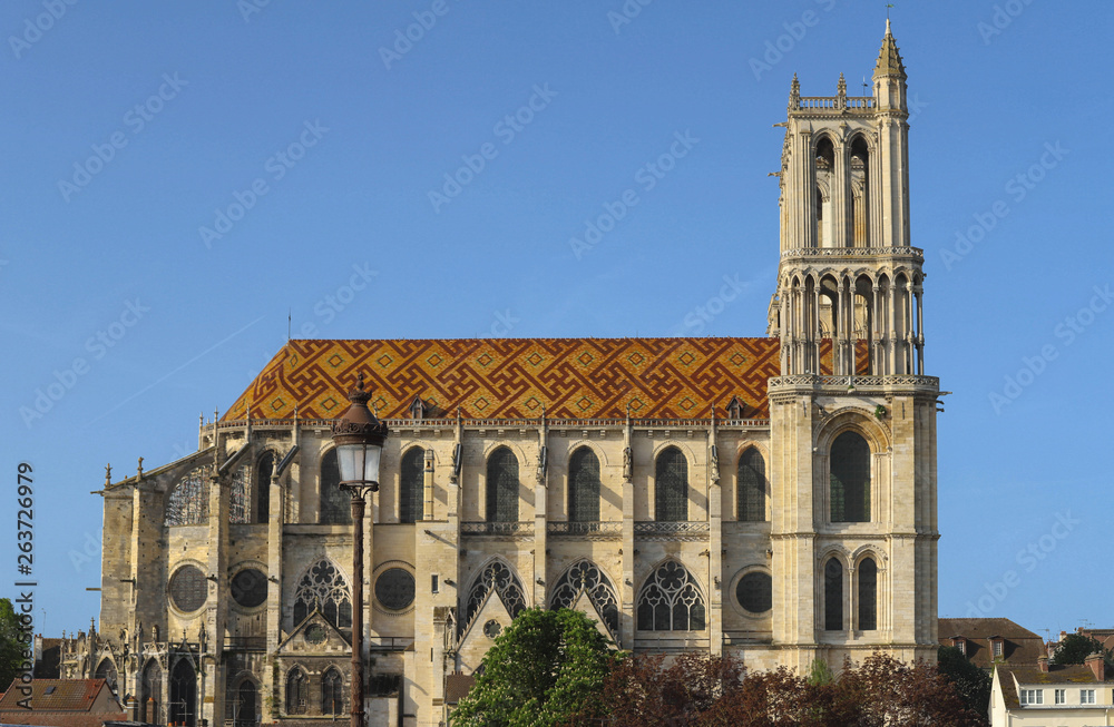 Fototapeta premium The medieval Collegiate Church of Our Lady of Mantes in the small town of Mantes-la-Jolie, about 50 km west of Paris, France.