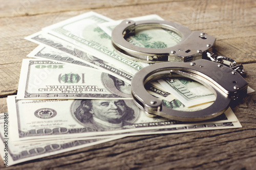 Obraz na płótnie handcuffed money on the table