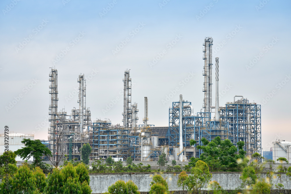 Obraz premium Chemical plant of refinery storage tanks