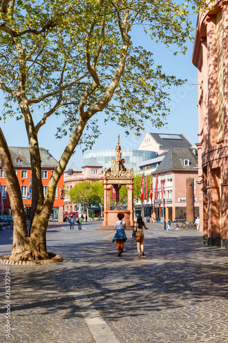 Mainz, der Marktplatz mit dem Marktbrunnen. 21.04.2019. © Branko Srot