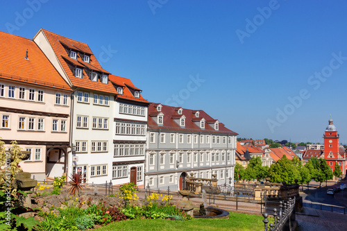 Wasserkunst und Gebäude am Schlossberg in Gotha, Thüringen, Deutschland