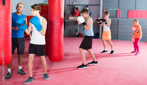 Teenagers learn the techniques of blows © JackF