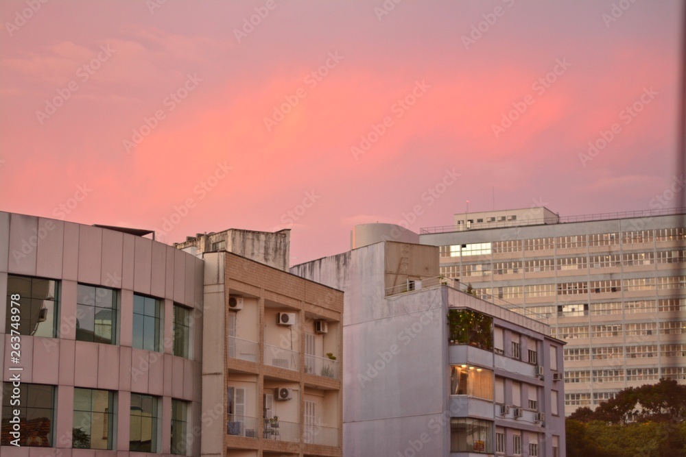 Construções cinzas e o céu rosa Construções cinzas e o céu rosa