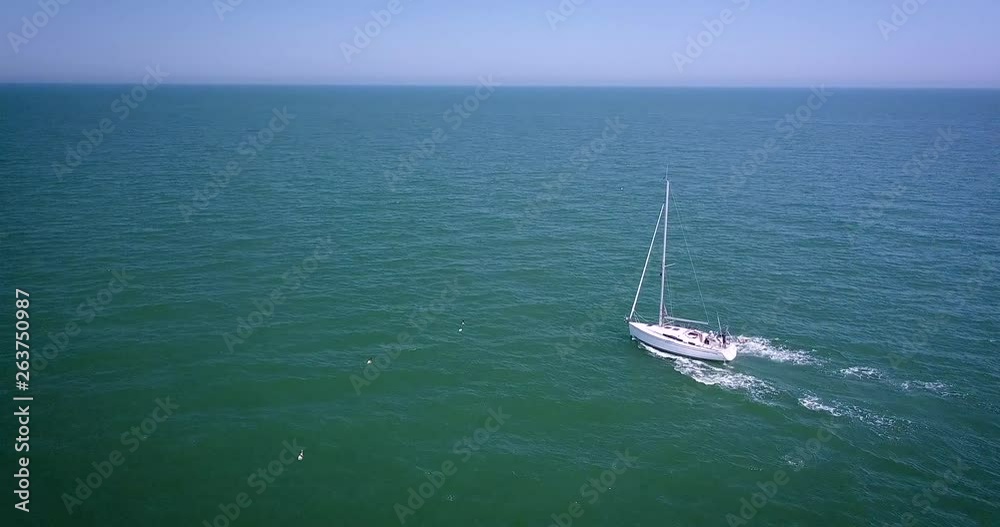 vista aerea di una barca a vela che naviga nel mare adriatico in Italia