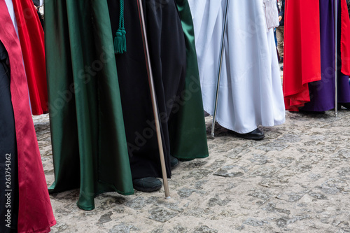 procesión de Semana Santa y los detalles de los trajes y capas que llevan los cofrades