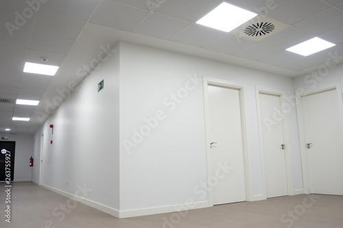 vestíbulo o sala de espera con puertas blancas 