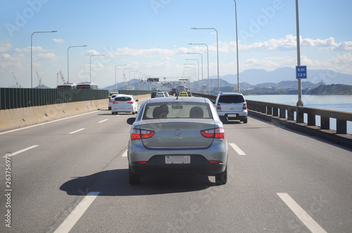 Foto carro seguindo na ponte rio-niterói