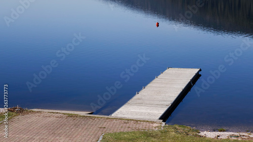 Fototapeta Naklejka Na Ścianę i Meble -  Ponton d'amarrage - Lac de gerardmer