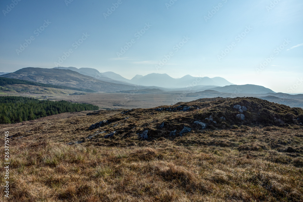 Naklejka premium vue aérienne sur la chaîne des montagnes du Connemara