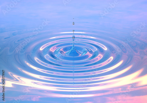 Εκτύπωση καμβά Fresh water drop splash with water droplets on light background