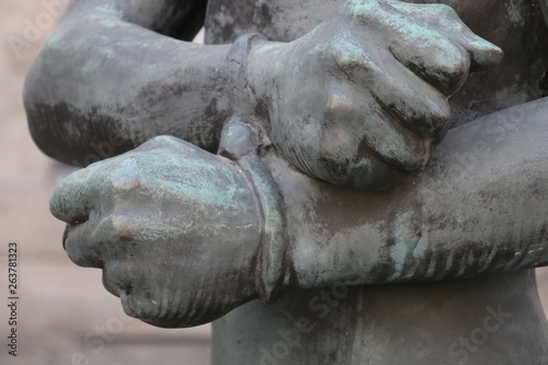 Stauffenberg Statue im Bendlerblock gefesselte Hände