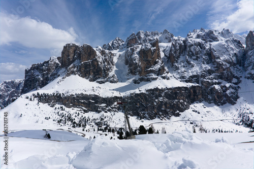 High mountain cliffs in the Dolomites © Fizzl
