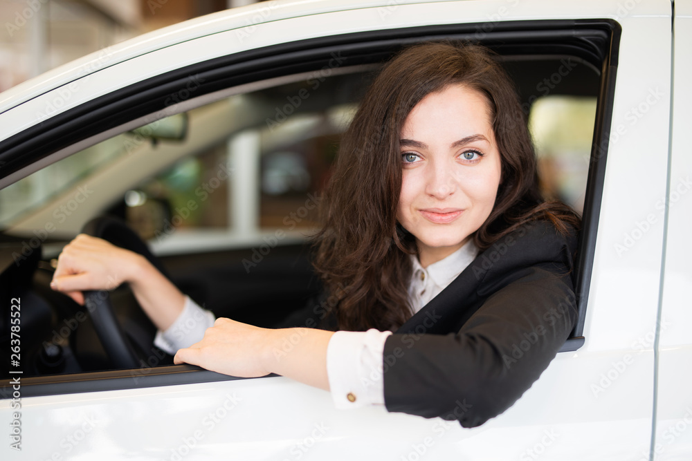 © Wellnhofer Designs - Frau sitzt in einem Auto, Autofahrerin