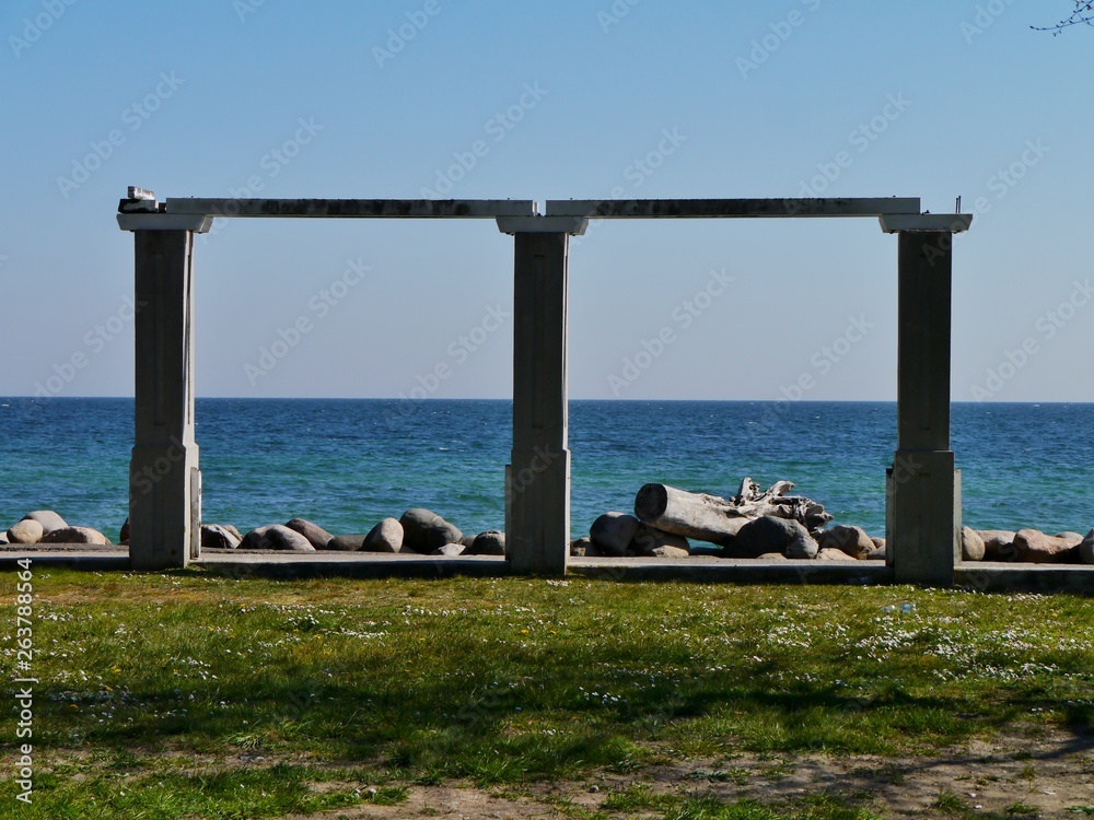 Fototapeta premium Säulen an der Küste von Sassnitz