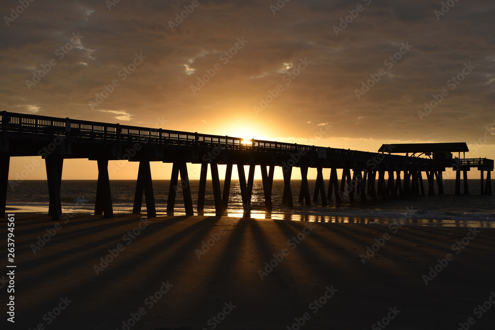 Obraz premium Sunrise Peir Beach