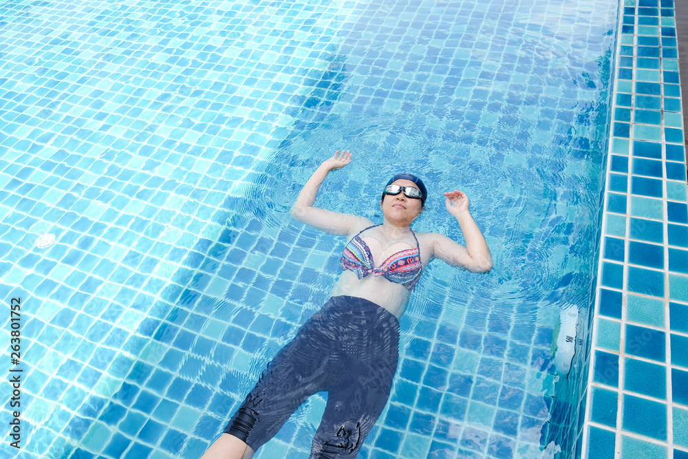 Pregnant women exercise swimming in pool