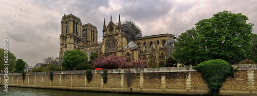 Panoramique de la Cathedrale Notre-Dame de Paris après l'incendie